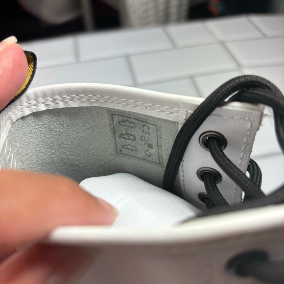 Dr/Doc Martens 1460 SMOOTH LEATHER LACE UP BOOTS US 7 White - Picture 12 of 14